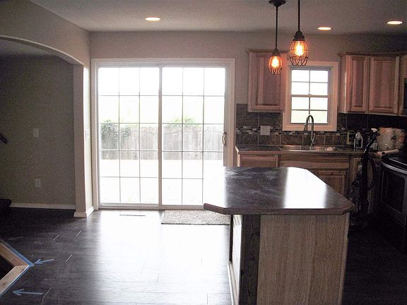 5th image of 600 E Oak St