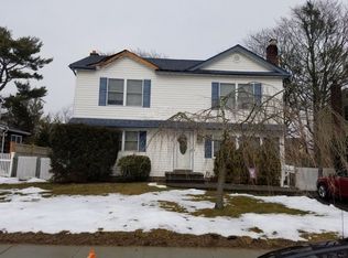 9 Harkin Ln, Hicksville, NY 11801