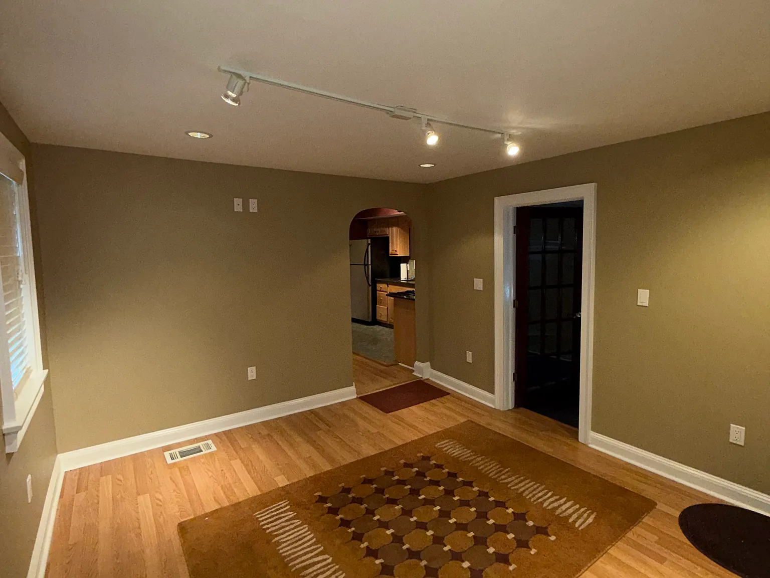 3 bed, 1.5 bath, 3274 sqft, $2,000 — Photo 2