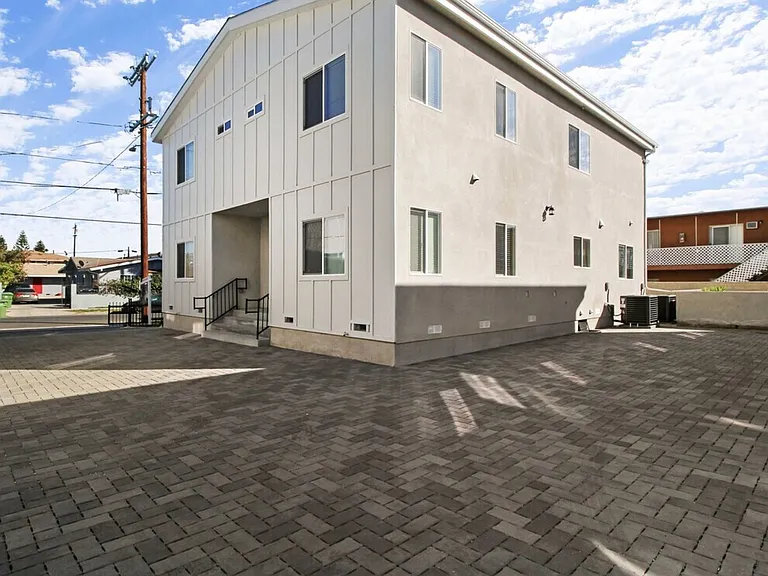 6841 Radford Ave — Photo 32