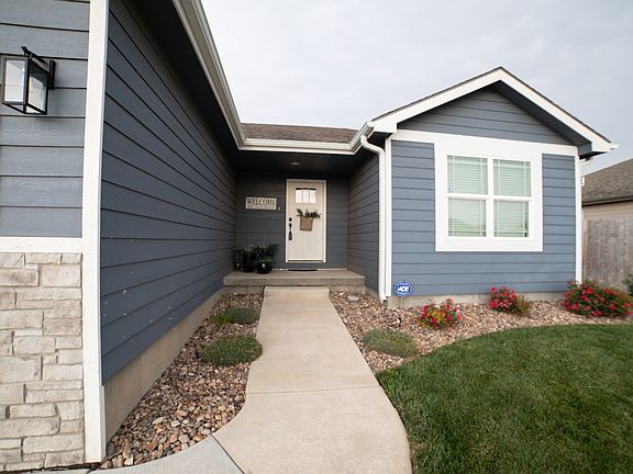 2nd image of 611 Prairie Ln