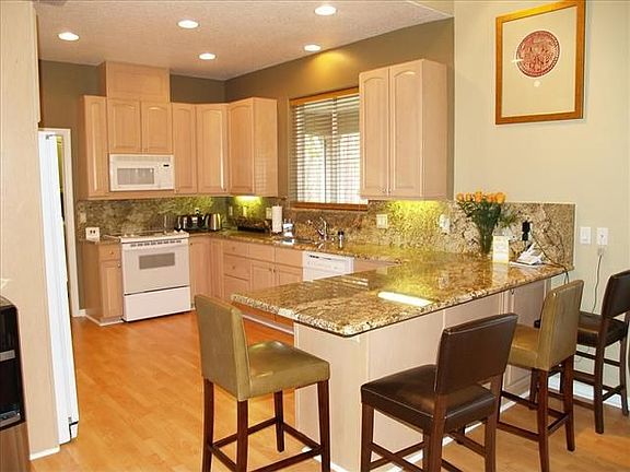 Granite, newer appliances, massive storage in this kitchen