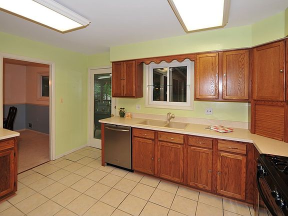 5th image of 4916 King Richard Dr
