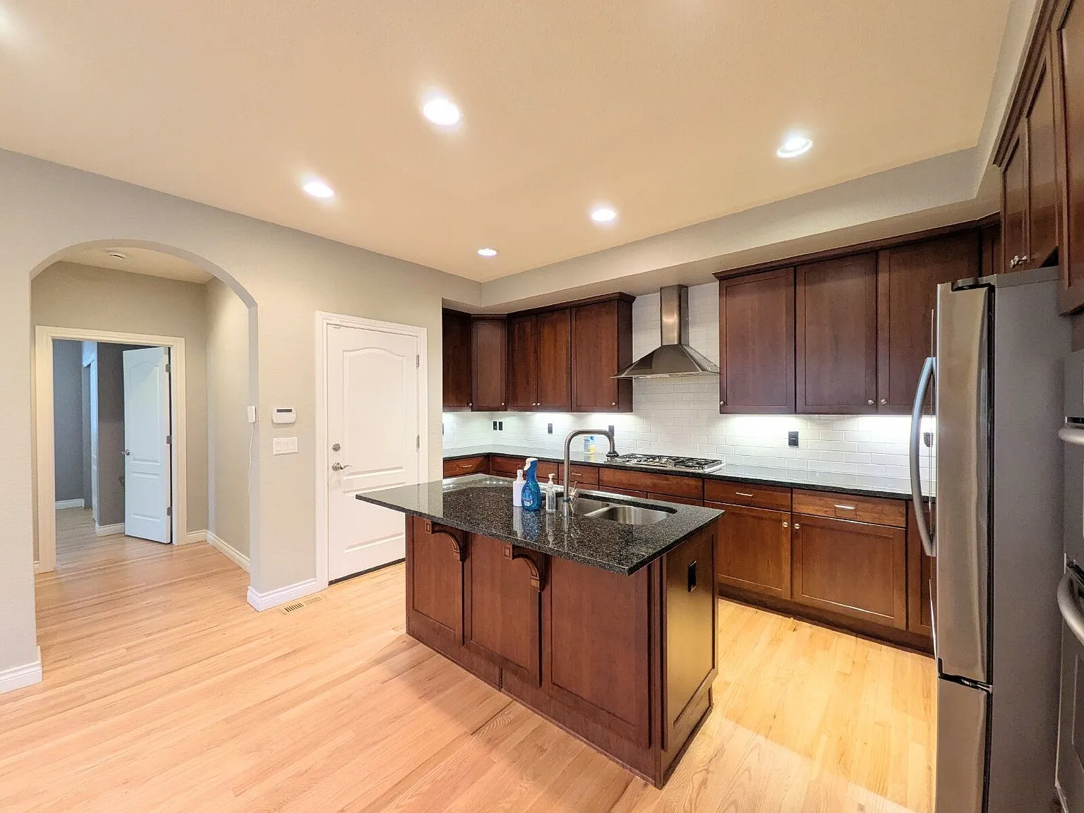 3 bed, 3.0 bath, 1669 sqft, $3,300 — Photo 3