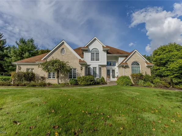 2820 Loreto Dr, Willoughby Hills, OH 44094