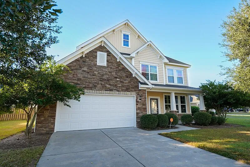 4 bed, 2.5 bath, 2311 sqft, $2,500 — Photo 3