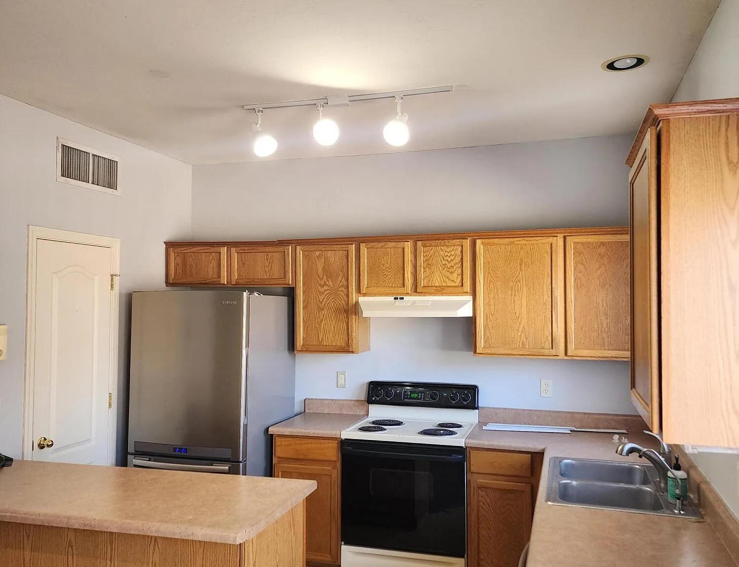 3 bed, 1.5 bath, 1174 sqft, $1,895 — Photo 4