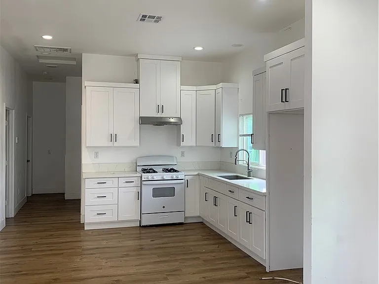 1330 W 10th St — Photo 2