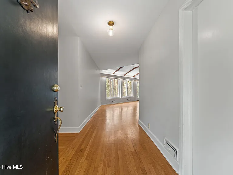 225 Arbutus Rd — Photo 6