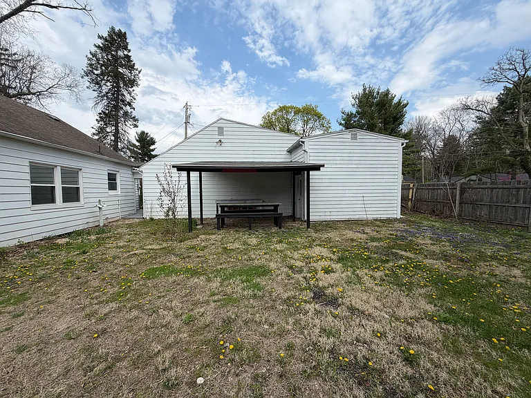 3950 Riverside Dr — Photo 22