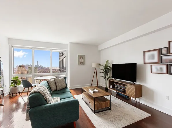 350 W 42nd St APT 43F, New York, NY 10036