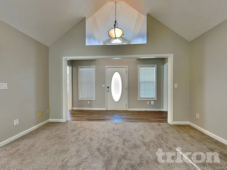 2051 Meadowglen Ln — Photo 2