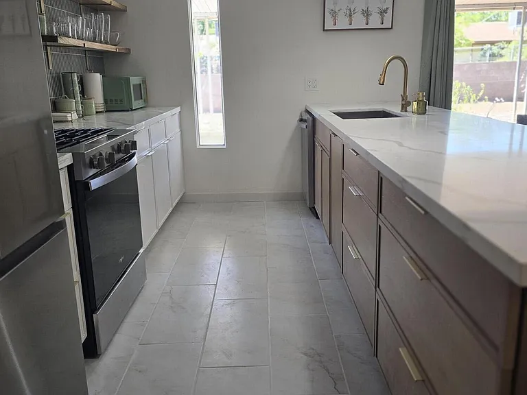 1011 E Ash Dr — Photo 3
