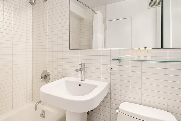 Rented by Manhattan Realty Group | media 4