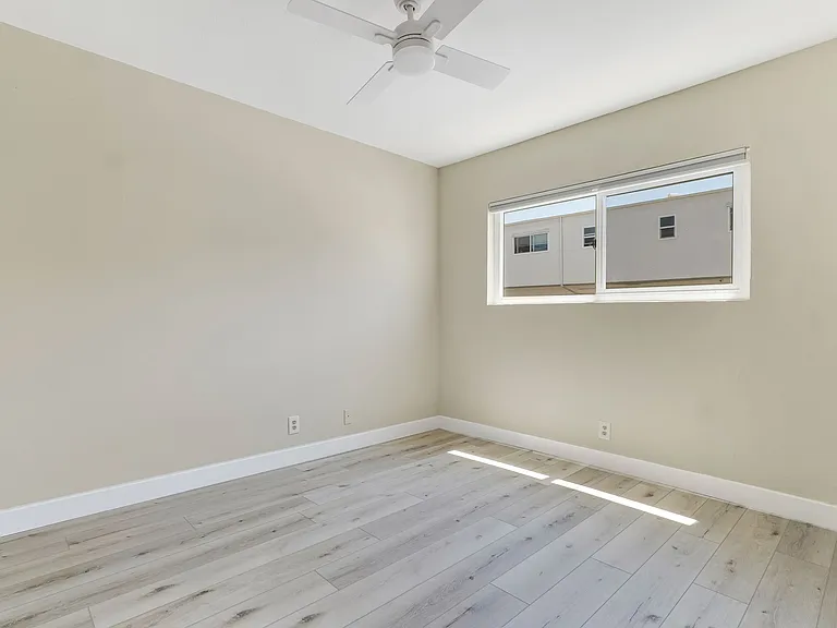 1690 E Hillcrest Dr — Photo 4