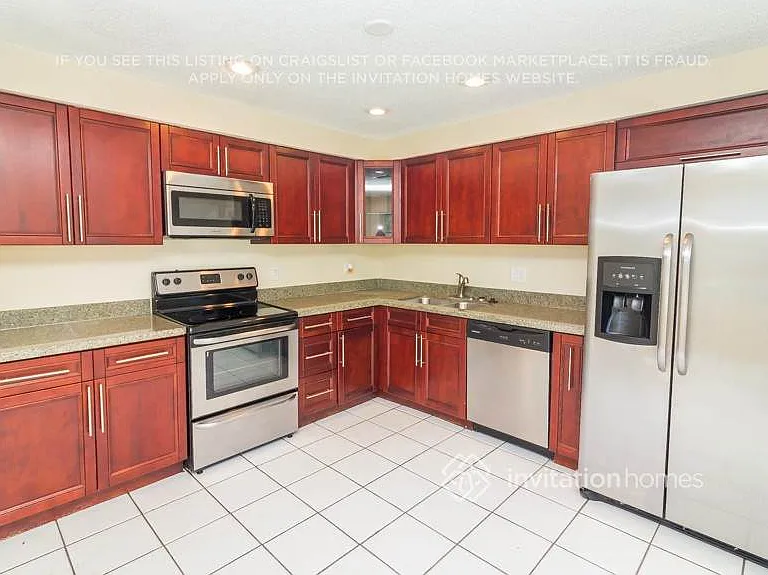 9413 SW 53rd St — Photo 3