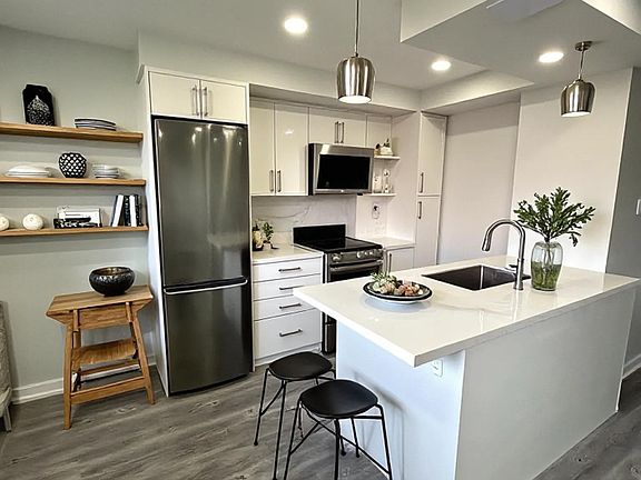 3rd image of 15 Walmer Rd #406