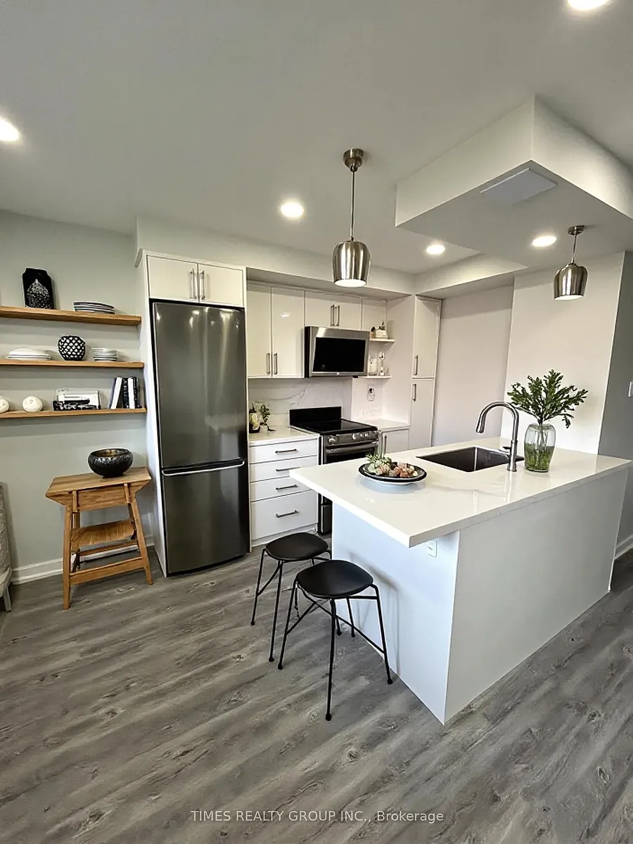 Building Photo - 15 Walmer Rd #406