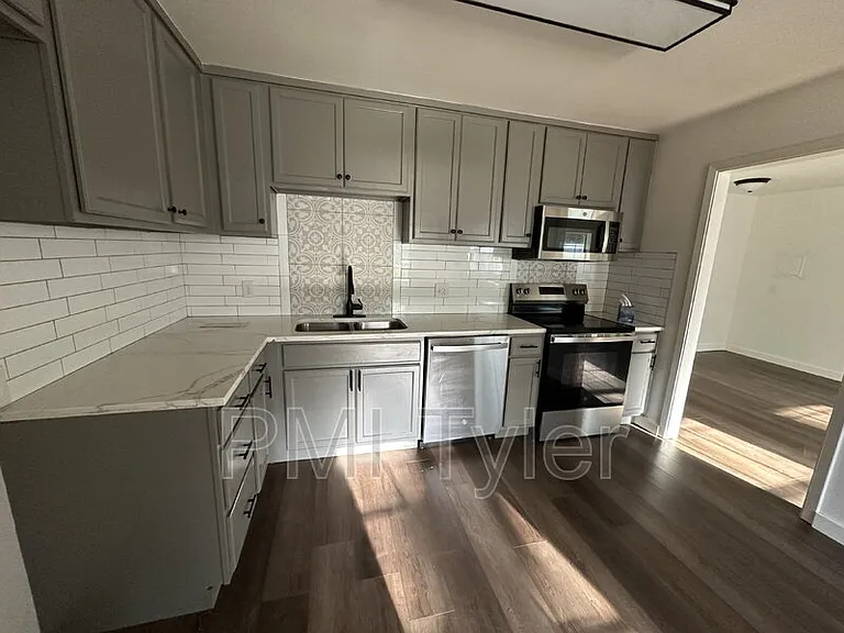 1538 N Hill Ave — Photo 3