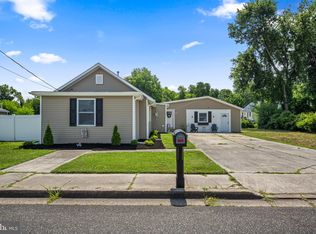 30 Morningside Dr, Pennsville, NJ 08070