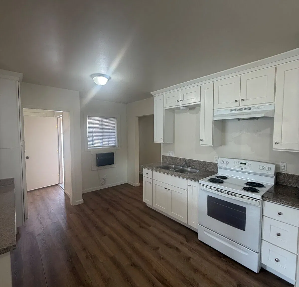 2 bed, 1.0 bath, 1050 sqft, $1,550 — Photo 3