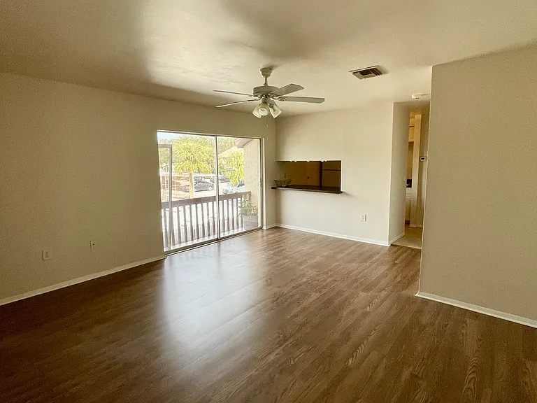 2636 Hidden Lake Dr N #E — Photo 3