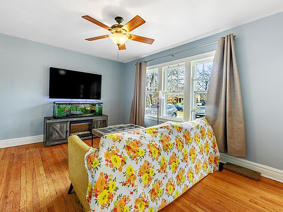 3rd image of 410 Repton Rd