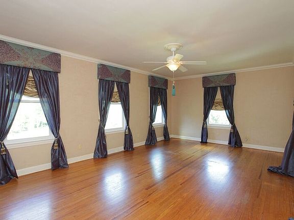 5th image of 1010 S Broadway Ave