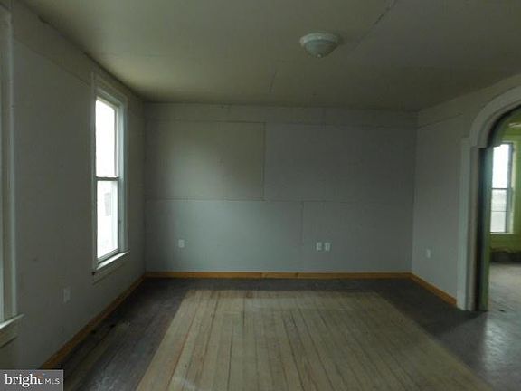 5th image of 207 E Main Ave