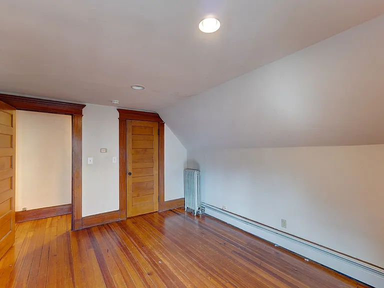 553 Whitney Ave — Photo 10