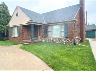 451 Maison Rd, Grosse Pointe Farms, MI 48236