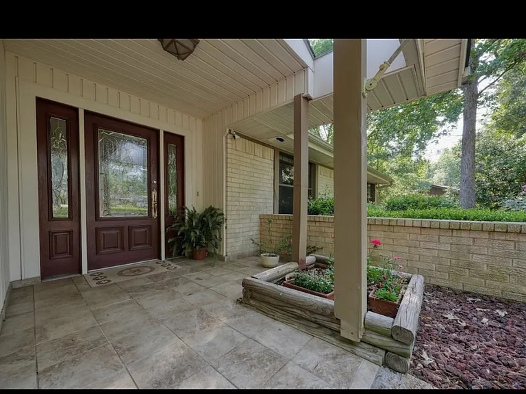 1379 Bridle Path Ln — Photo 9