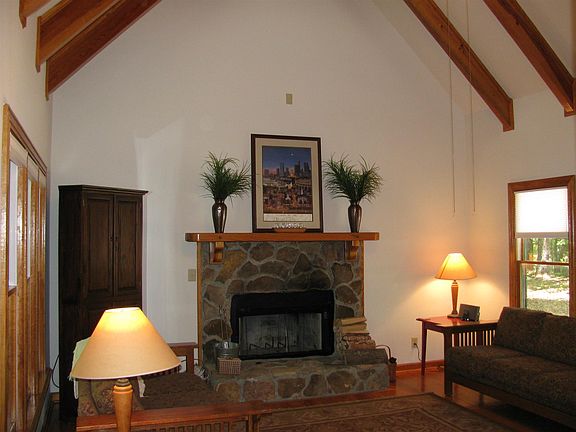 4th image of 1021 Pioneer Dr