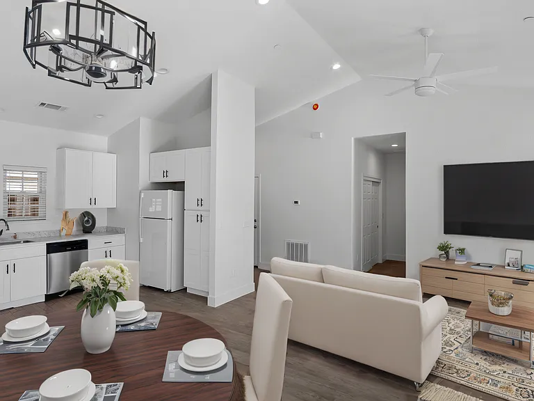 923 S Lee Ave — Photo 3