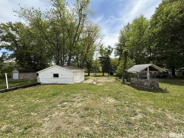 13 Lake Warren Dr, Monmouth, IL 61462