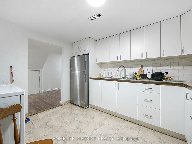 579 Sheppard Ave — Photo 17