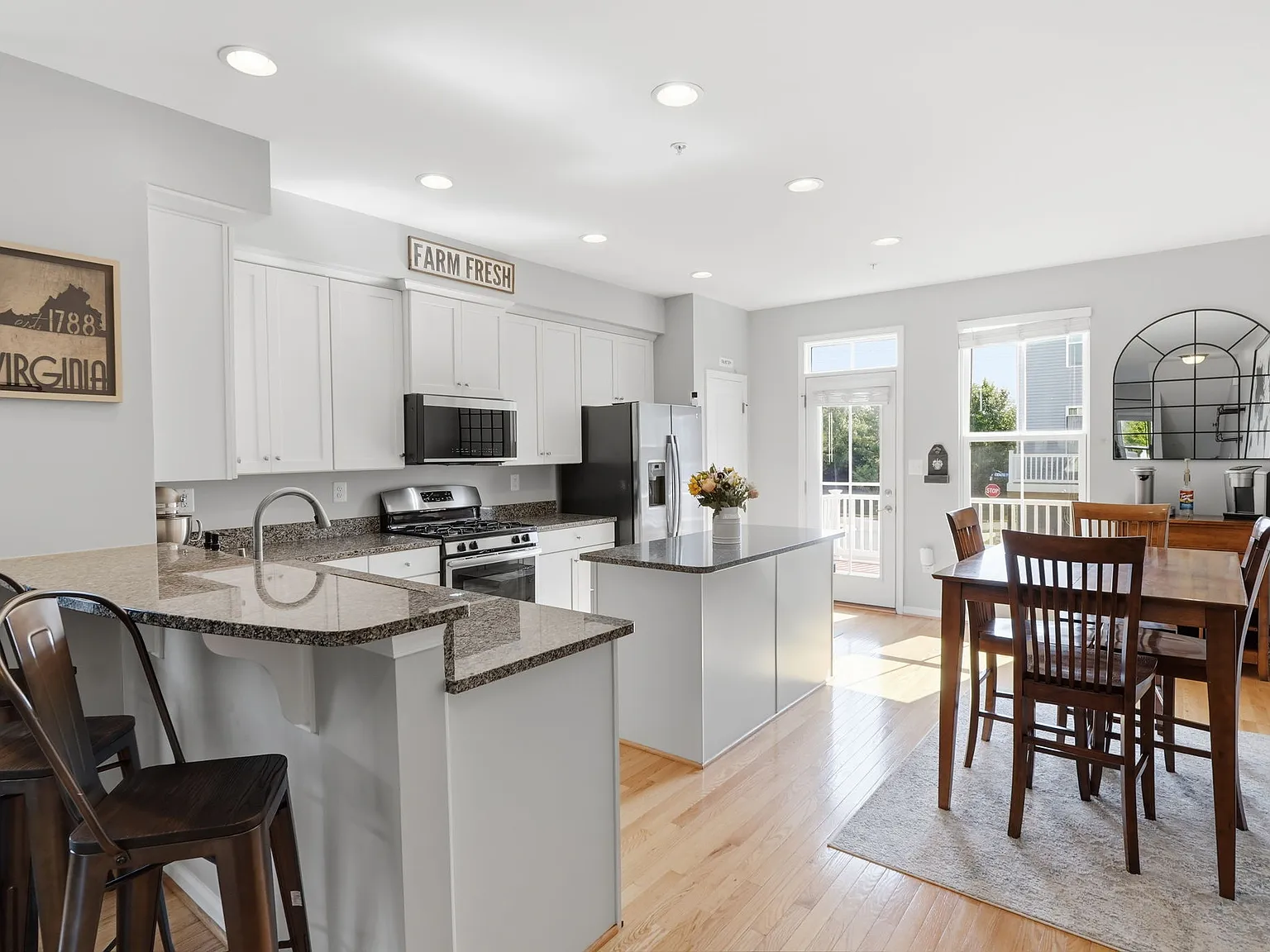 3 bed, 3.5 bath, 1938 sqft, $3,300 — Photo 3