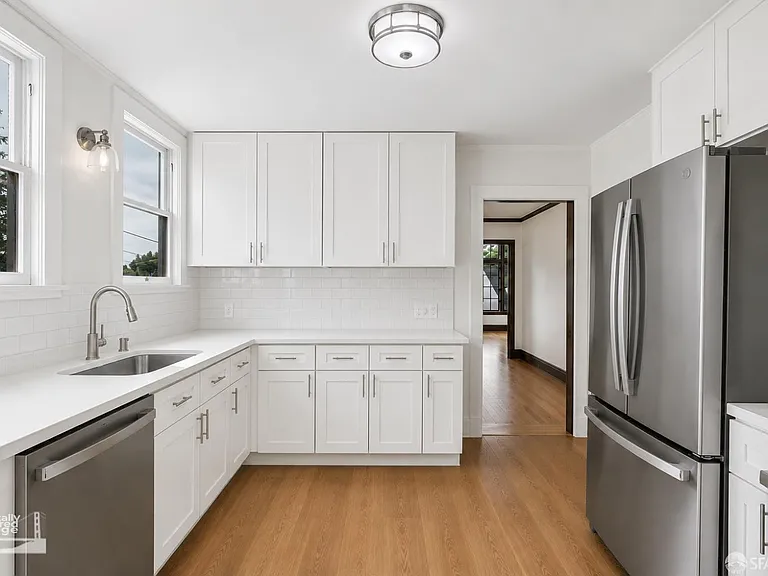 2900 Sheffield Ave — Photo 6
