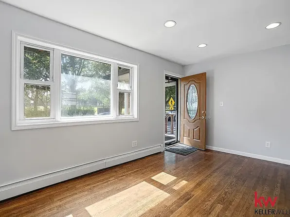 118-27 Lakeview Boulevard East image 1 of 14