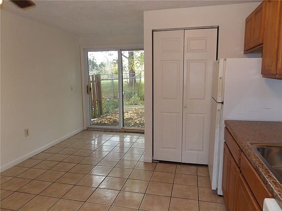 5th image of 36 Parkwood Ln