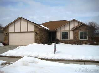 35739 Cranmer Dr, New Baltimore, MI