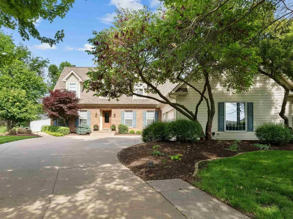 6907 Nottingham Ln, Bettendorf, IA 52722