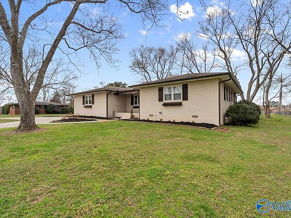 4th image of 1903 County Park Rd