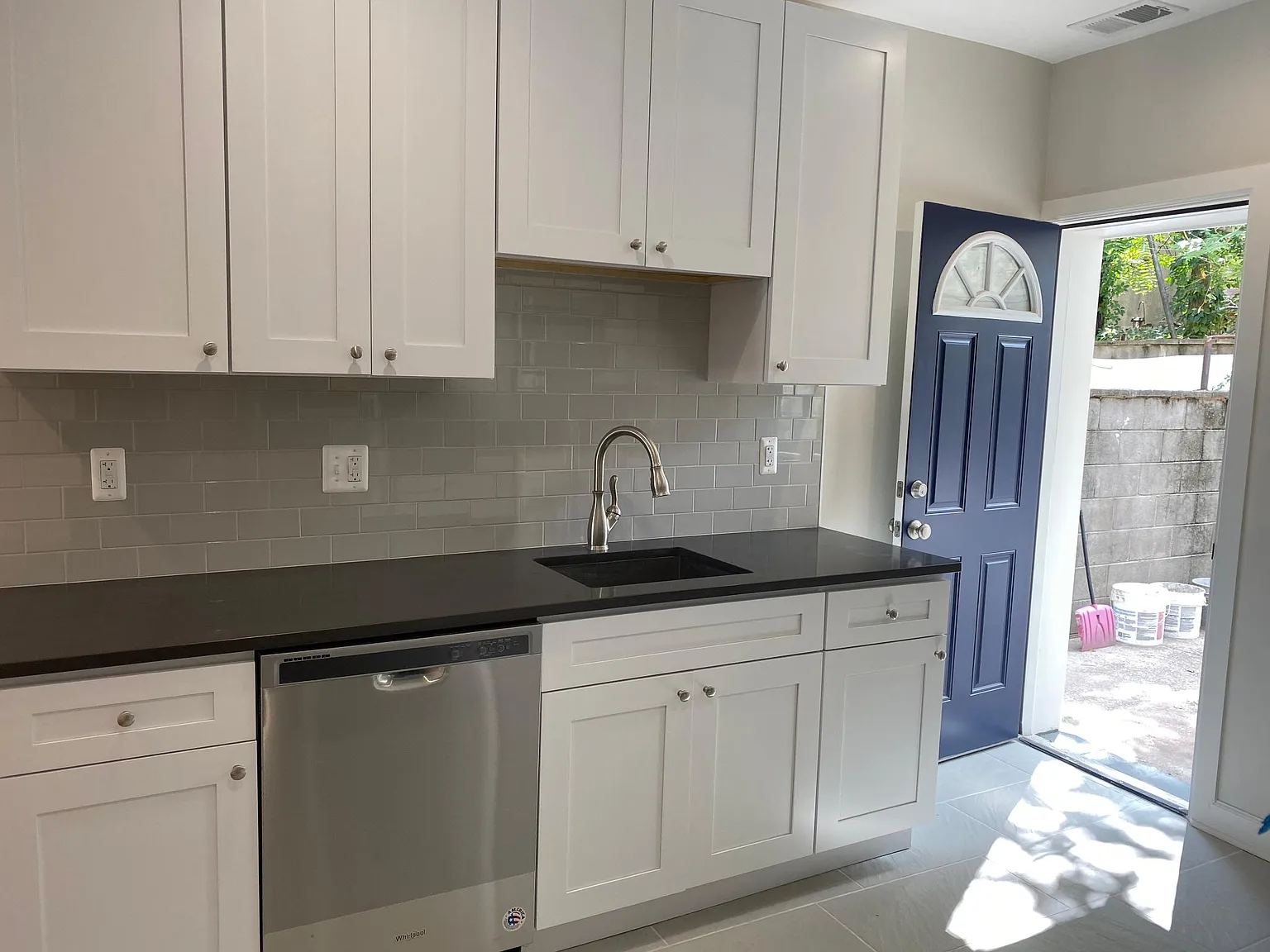 3 bed, 1.5 bath, 1120 sqft, $2,300 — Photo 4