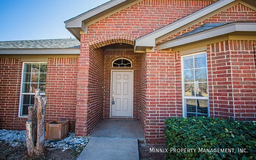 3 bedroom/ 2 bath | 5015 Itasca St. — Photo 4