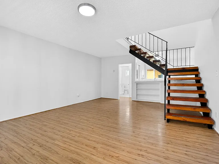 21736 Roscoe Blvd — Photo 6