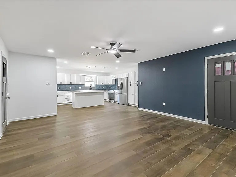 135 E Janisch Rd — Photo 3