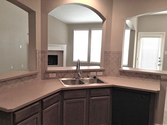 3rd image of 554 Kerry St