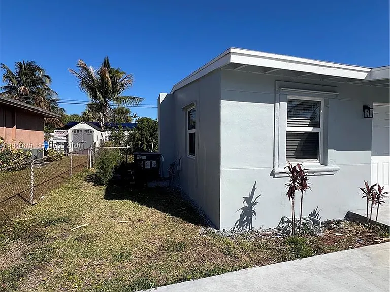 361 NW 16th St — Photo 2