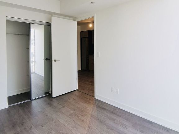 4th image of 501 Yonge St #2103